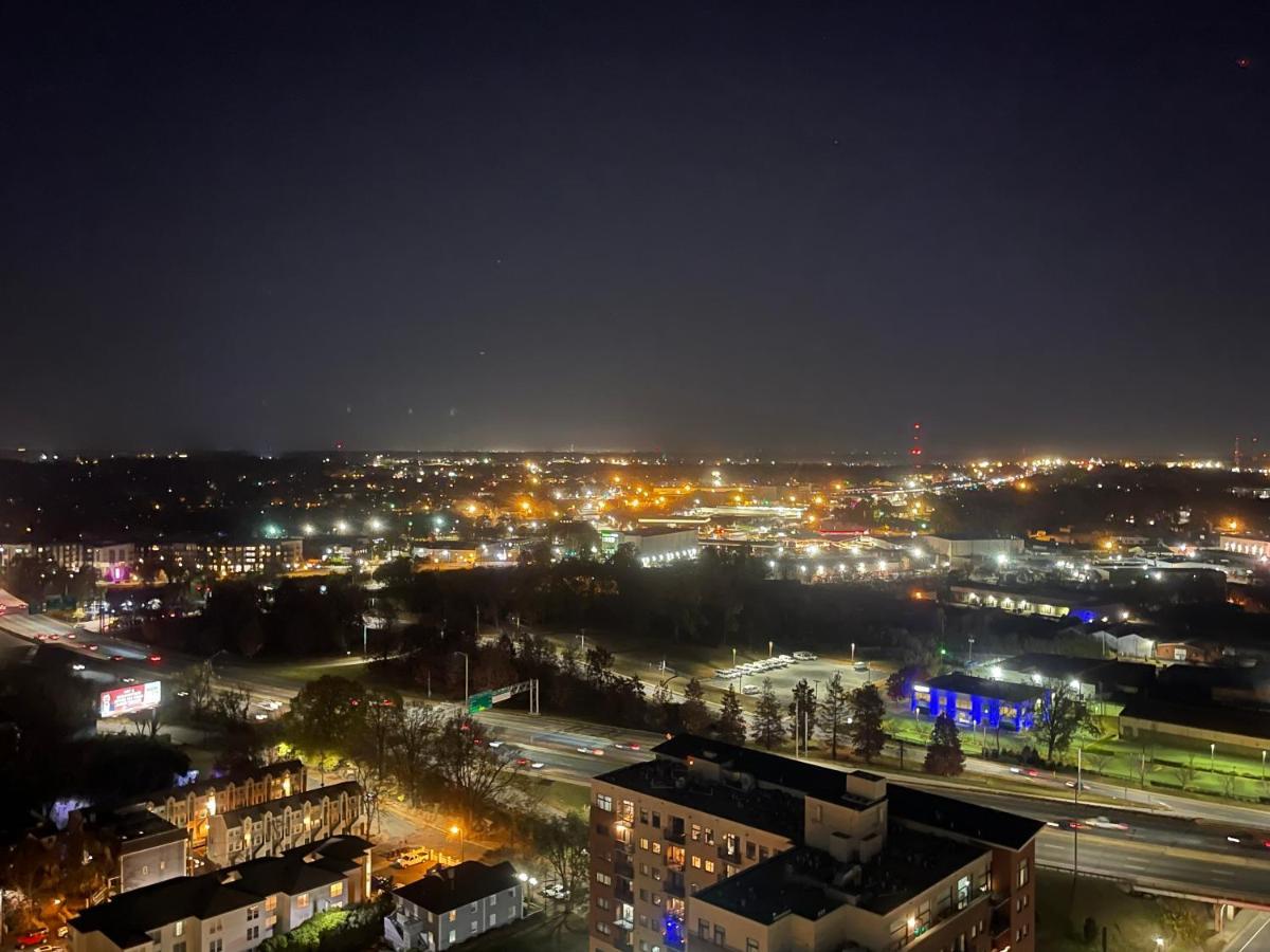 Luxurious 1br Uptown Highrise/ Balcony With View! Apartamento Charlotte